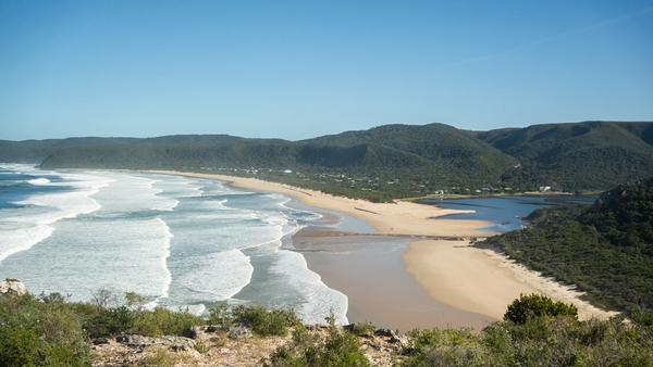 With abundant marine life, indigenous culture, powdery sand, and stunning backdrops, South African beaches dazzle visitors